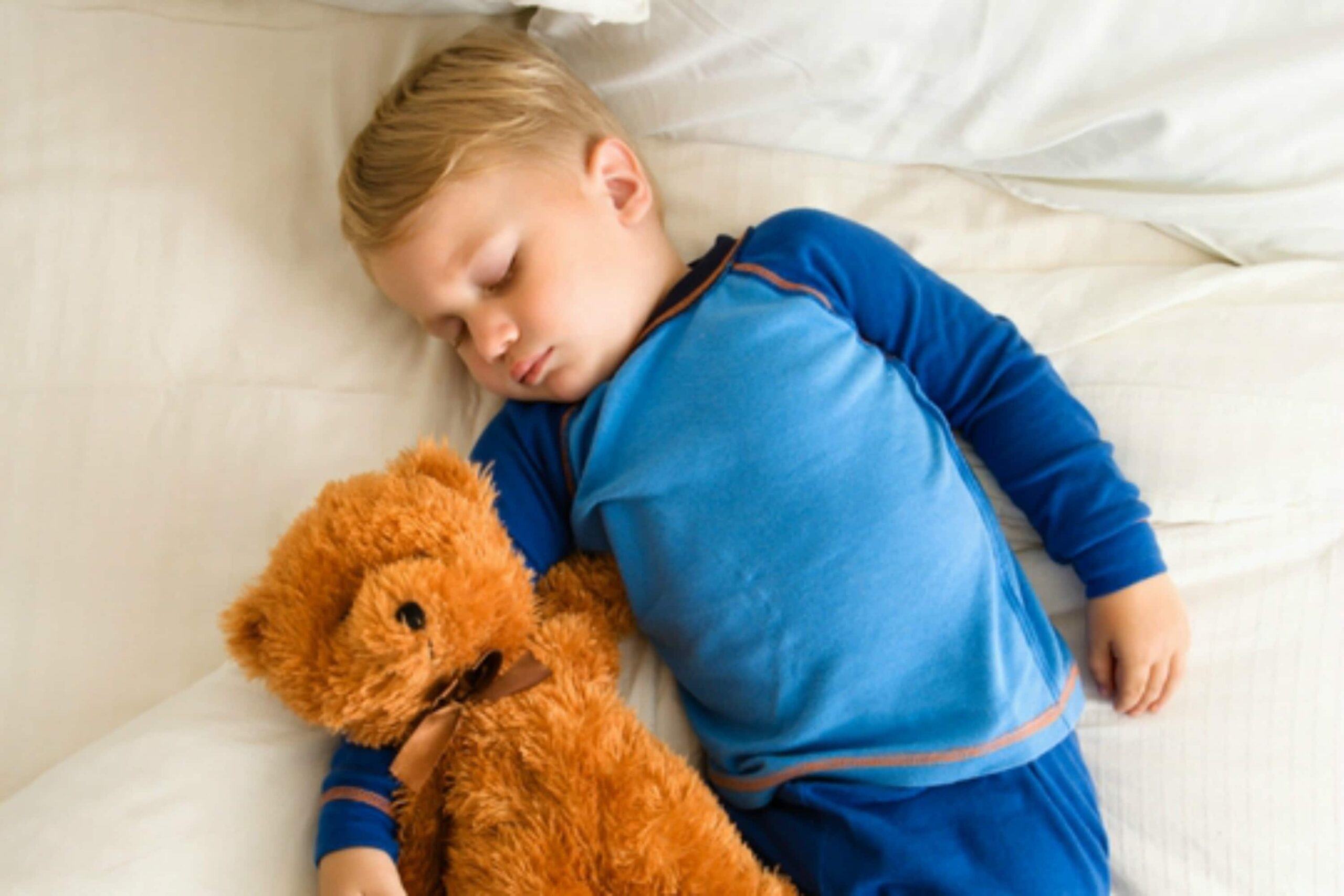 When should your toddler give up their nap? Find out what a sleep consultant says the signs are to look for! Parenting toddlers, toddler sleep, toddler isn't napping, nap tips, sleep tips