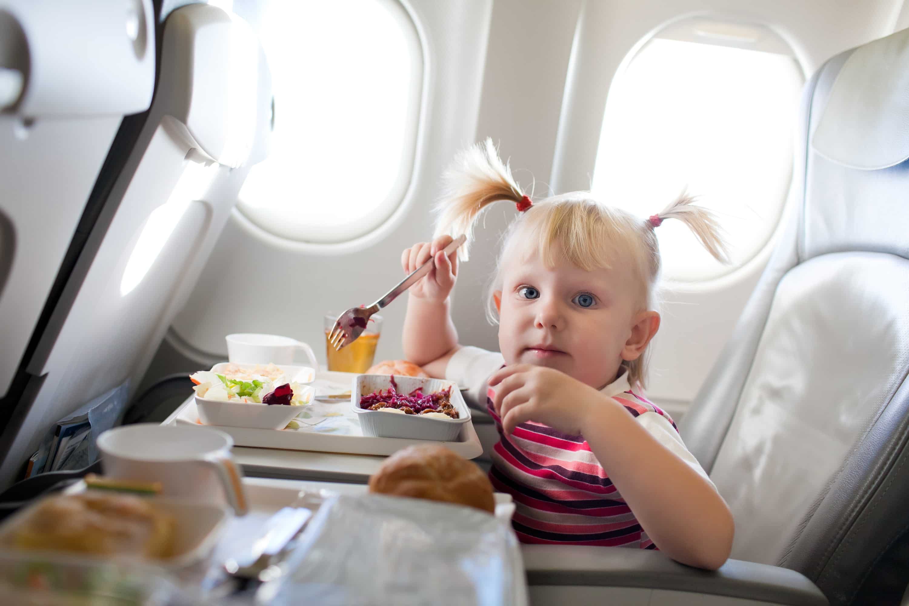 Скидки на самолет для детей. Самолет для детей. Девочка самолет. Путешествие на самолете для детей. Маленькие дети в самолете.