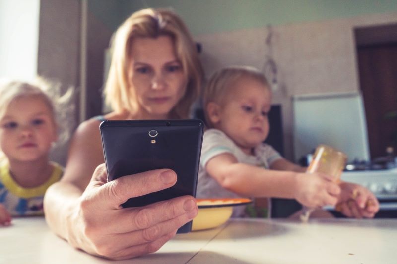 Parents who use devices while interacting with their kids are less aware