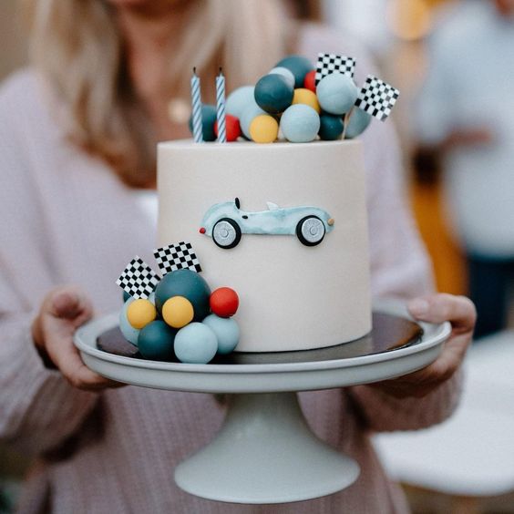 Car-themed cake for boys.